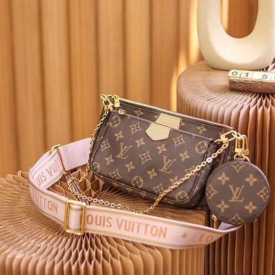 【お洒落で超実用的】LOUIS VUITTON★Pochette ショルダーバッグ Louis Vuitton Black Quilted Leather New Wave Multi-Pochette